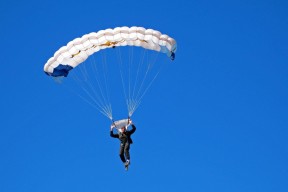 开云官网2026-欧冠半决赛的哨声，与瑞士终结新西兰的枪声，当两个世界在五月碰撞