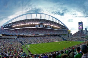 开云下载-猛龙压哨击败浙江队，乔治在东决关键战接管比赛，双线战场上的英雄时刻