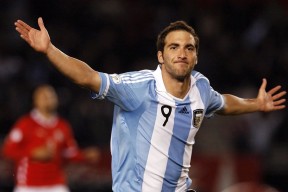 开云体育-杰伦格林刷新纪录，黄蜂淘汰赛惊险过关独行侠