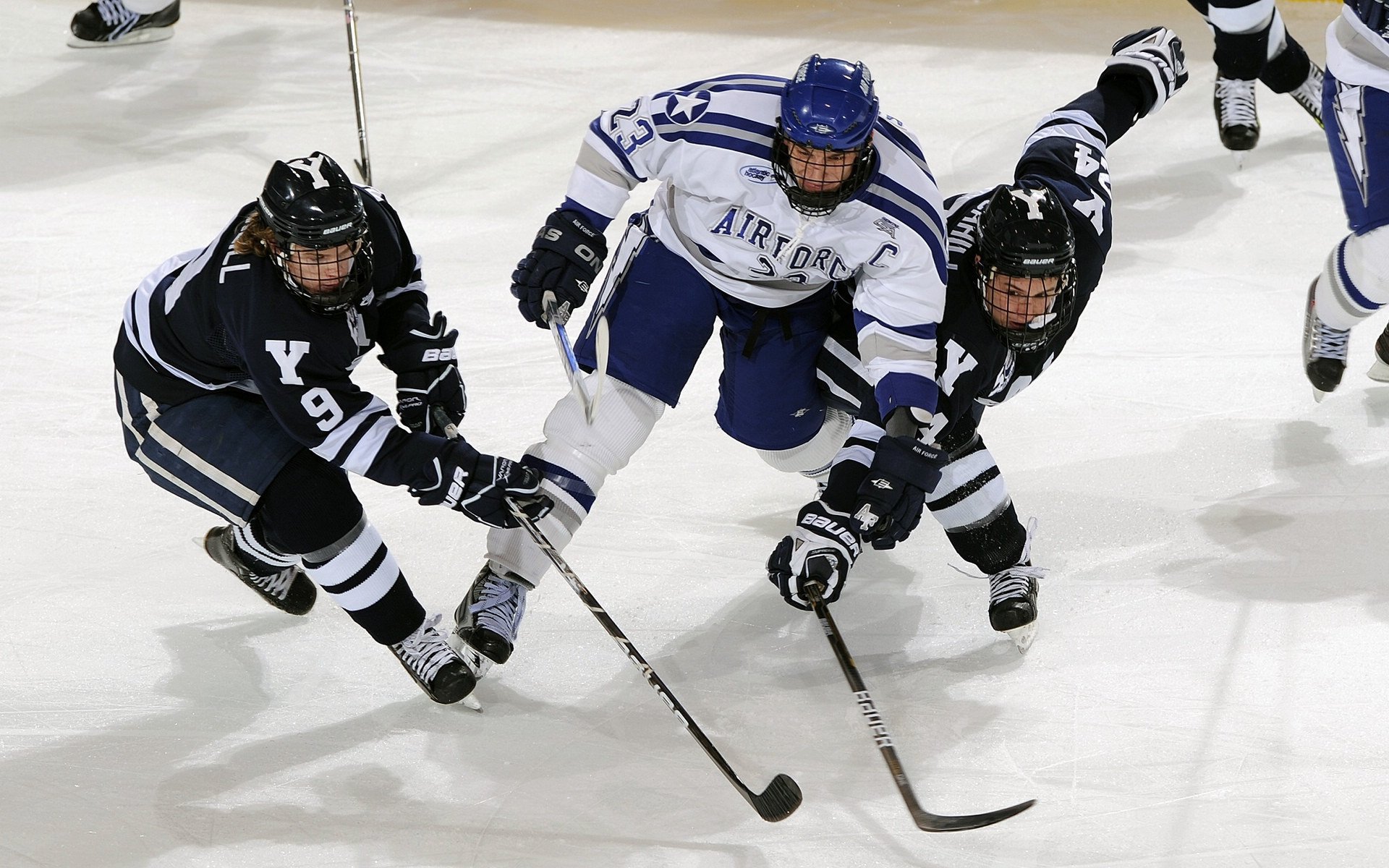 李刚仁锁死对手，新西兰强行终结加拿大，现代足球的战术博弈与意志对决